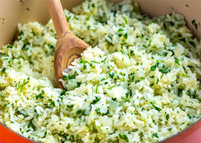 دراسة تكشف حقيقة غير متوقعة حول غسيل الأرز قبل الطهو