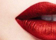 مكياجك باللون الأحمر الناري لليلة رومنسية