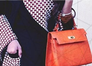 العباءة والحقيبة لإطلالة متكاملة