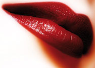 الأحمر الكلاسيكي للشفاه هذا الموسم