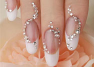 الألوان المعدنية لأظافر متلألئة في موسم الأعياد