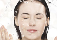 الاستحمام بالماء الساخن لأكثر من ربع ساعة يؤذي البشرة