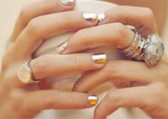 الأظافر تتلألأ ببريق الذهب والفضة في موسم الأعياد