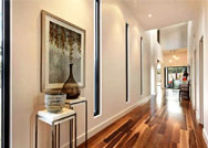 أبرز الطرق للاستفادة من الممرات الضيقة في المنزل