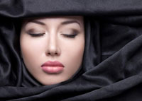 تقنيات وضع المكياج المناسب للعباءة السوداء