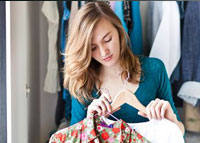 حيل بسيطة تخفي الوزن الزائد بالملابس