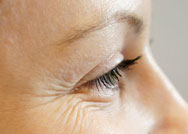 طرق سهلة لحماية العين من التجاعيد