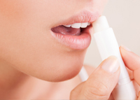 خلطات طبيعية فعالة لعلاج تشقق الشفاه