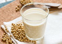 استبدال الحليب كامل الدسم بحليب الصويا لسعرات أقل