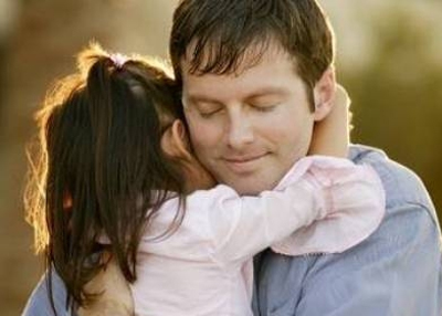 احتضان الطفل.. يؤثر على نشاطه أعصابه ونفسيته ونشاطه العقلي