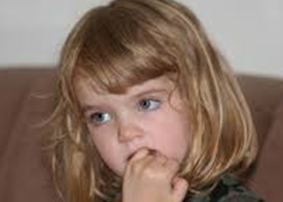 عادة قضم الأظافر عند الأطفال.. الأسباب وطرق العلاج