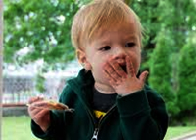 دخول أو استنشاق الأجسام الغريبة  بمجرى التنفس عند الأطفال