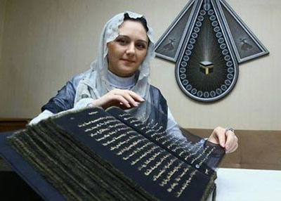 أول نسخة قرآن مكتوبة على الحرير من صنع فنانة أذربيجانية