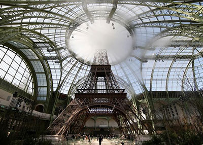 مصمم الأزياء العالمي لشانيل يعرض تصاميمه تحت مجسم لبرج إيفل