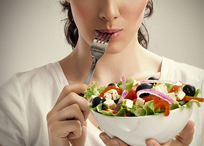 ما السبيل إلى تحسين العادات الغذائية والحد من زيادة الوزن؟