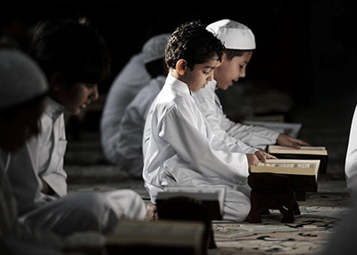 أطفالنا في المساجد.. حرص على تأصيل القيم تنقصه أطر لتقدير حرمة المكان