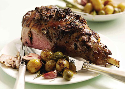 أطباق العيد: اليوم الثاني -  فخذة خروف مشوية مع الثوم والأعشاب