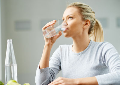 لماذا لا يجب عليك الوقوف وشرب الماء!