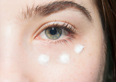 كيف تعتنين بمحيط عينيك في الصيف؟