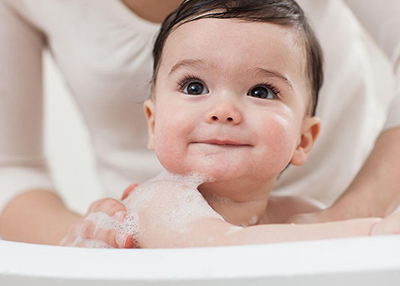 الطريقة الصحيحة لاستحمام الرضيع