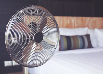 النوم أمام المروحة يسبب مشاكل صحية خطيرة