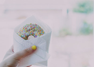 هل يفيد تناول الحلوى صباحاً؟