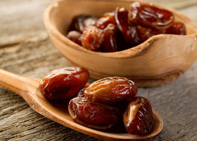 تعرفي على فوائد التمر للشعر والبشرة