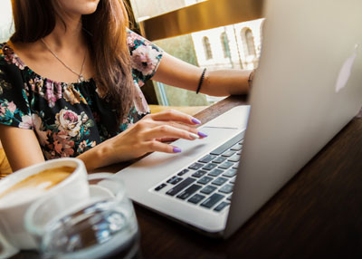 الجلوس لفترات طويلة يسرّع تقدم النساء في العمر