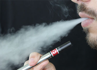مخاطر تدخين السجائر الإلكترونية "أعظم" على المراهقين