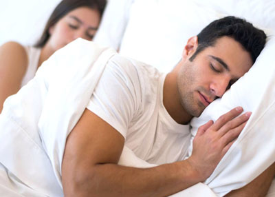 10 طرق طبيعية لعلاج الشخير