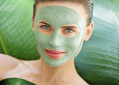 قناع الطين الأخضر .. فوائد طبيعية لبشرة نضرة