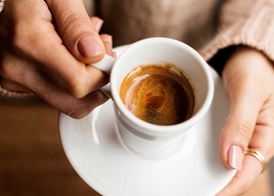 تحذير "لشرّيبة القهوة": لا تقتربوا منها بعد الساعة 12 ظهراً !