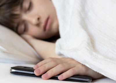 النوم بالقرب من الجوال يسبب أضرارا خطيرة