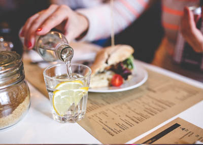 شرب الماء مع الليمون .. فوائد مؤكدة وآثار جانبية محتملة