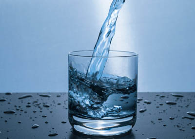 لماذا يجب أن تشرب الماء في الصباح الباكر؟