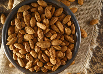 تناول اللوز لمدة شهر كامل يخفض الوزن