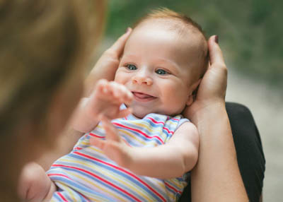 ما هي علامات الذكاء عند الطفل بعمر الشهرين؟