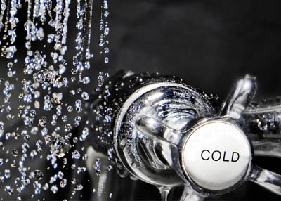 ما هي فوائد الاستحمام بالماء البارد؟ 