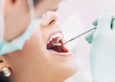 ما هي أسباب الضغط على الأسنان خلال النوم؟