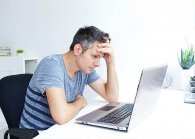 أسباب خفية وراء ظهور الشيب المبكر