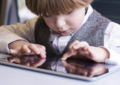 شاشات الهواتف الذكية تعيق تطور دماغ الأطفال