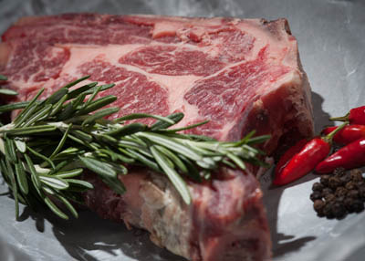 بكتيريا اللحوم.. خطر نتجنبه بالتخزين الصحي والطهي الجيد