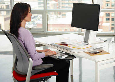 طريقة الجلوس الصحيحة أمام شاشة الكمبيوتر