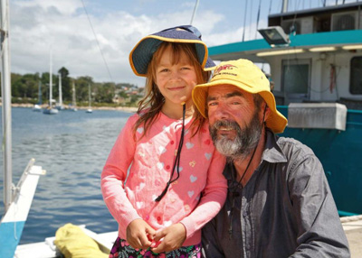 وصول أب وابنته لأستراليا بعد أن اختفيا شهراً في البحر