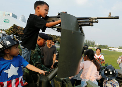 الجيش التايلاندي يمنح الأطفال يوماً "للهو" بالأسلحة