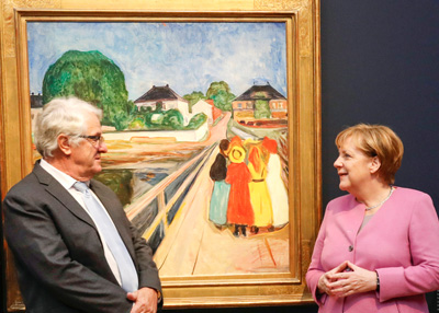 ميركل تفتتح معرضاً فنياً بحضور جيتس مؤسس مايكروسوفت