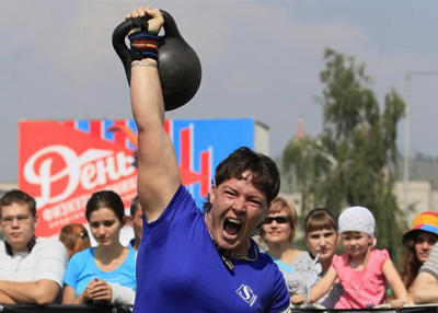 امرأة روسية تجر عربتي ترام في درجة حرارة 20 تحت الصفر