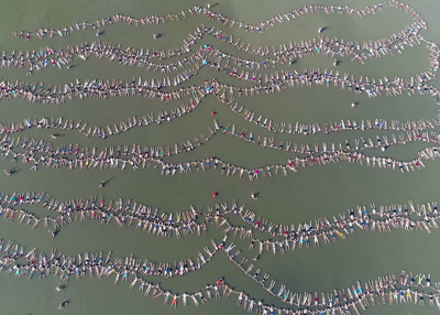 نحو ألفي شخص يطفون على الماء لتحطيم رقم قياسي