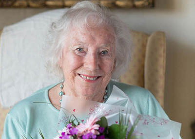 مغنية بريطانية تحتفل بعيد ميلادها المئة بألبوم جديد