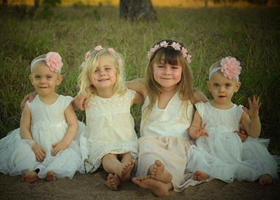 طفلة تنقذ شقيقاتها الثلاث بعد حادث سيارة قتل والدتهن